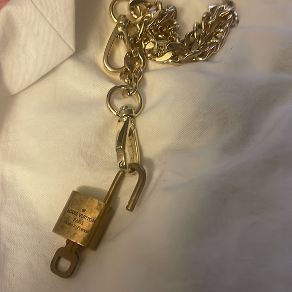 Louis Vuitton Authentic key and lock with brass chain. - Picture 9 of 9